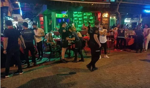 Alanya Barlar Sokağı’nda 6 Yoklama Kaçağı ve Kaçak Alkol Operasyonu