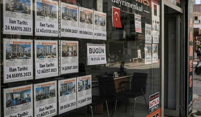 ALANYA’DA EMLAK PİYASASI KİLİTLENDİ: VİTRİNDEKİ BİR YILLIK İLANLAR GERÇEĞİ ELE VERİYOR