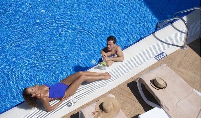 ALANYA’DA 20 EKİM’DE DENİZ KEYFİ! KIŞ GELDİ, TURİSTLER PLAJI BIRAKMADI