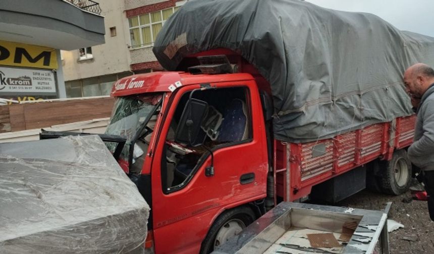 İddiaya göre, 07 AOA 454 plakalı kamyonet ile seyreden sürücü M.Y, direksiyon hakimiyetini kaybederek park halinde bulunan 5 otomobil ve bir kamyonete çarptıktan sonra işyerine girerek durabildi.