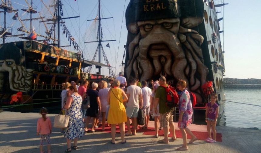 4 katlı mimarisiyle uluslararası gezi teknesi olan ve Alanya turizminde yaptığı kaliteli hizmet ile turistlerin takdiri toplayan Big Kral, her gün yüzlerce turisti gezdiriyor.