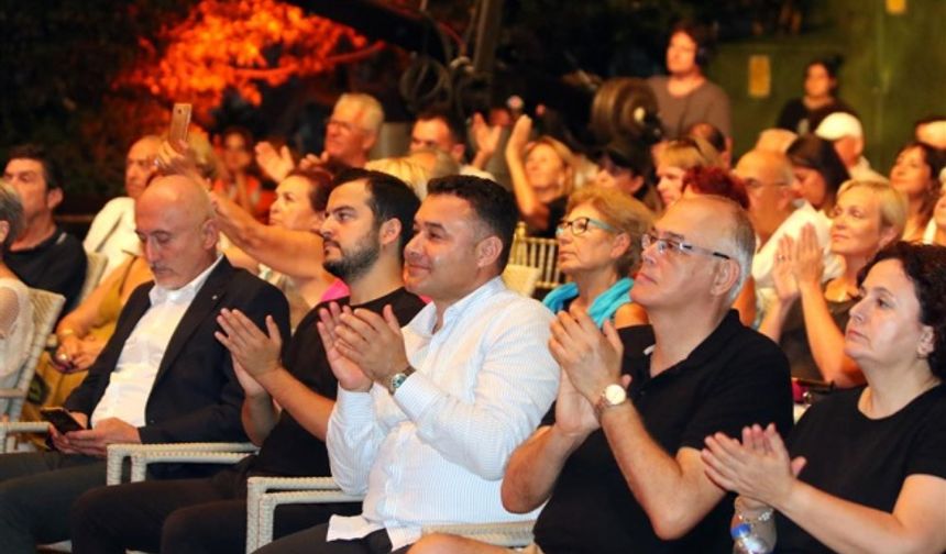 Alanya Belediyesi’nin bu yıl 18.’sini düzenlediği 4 gün boyunca tarihi Kızılkule önünde gerçekleştirilen Alanya Uluslararası Caz Günleri sona erdi. Caz Günleri’nin son gününde TRT İstanbul Radyosu Hafif Müzik ve Caz Orkestrası Sibel Köse eşliğinde sahne aldı. Muhteşem bir konsere imza atan dev orkestra izleyenlere müzik ziyafeti sundu. Orkestra müzikseverler tarafından ayakta alkışlandı.