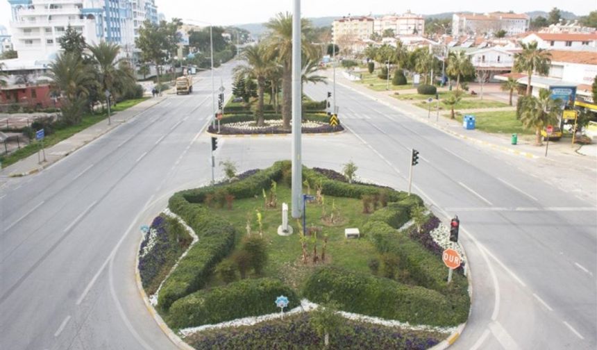 Yaklaşan yaz sezonu öncesi merkez ve mahallelerde peyzaj çalışmalarını hızlandıran Alanya Belediyesi Park ve Bahçeler Müdürlüğü ekipleri, Avsallar, İncekum ve Okurcalar mahallelerinde D-400 Karayolu üzerinde bulunan yeşil alanları, kavşakları ve orta refüjleri canlandırdı.