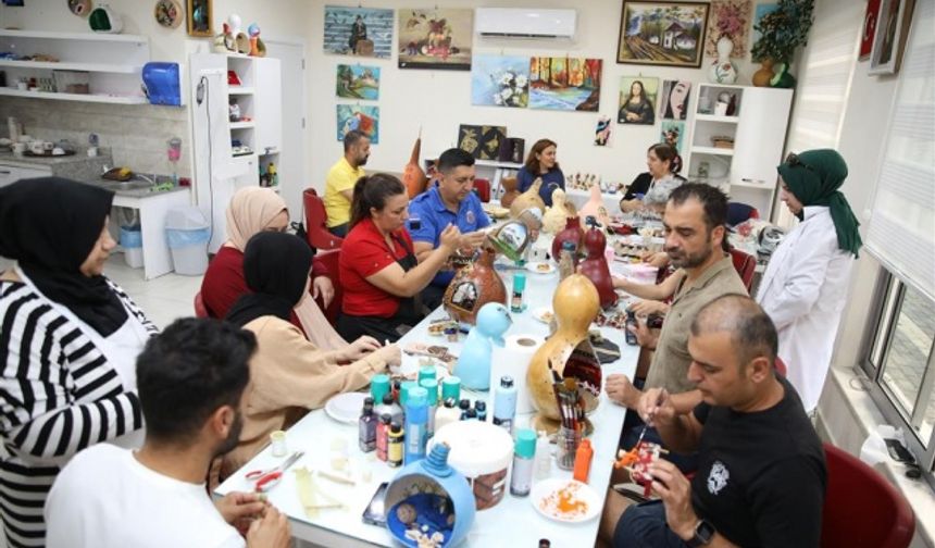 Alanya Belediyesi Aile Kadın Destek ve Engelli Koordinasyon Merkezi’nde gerçekleştirilen atölye çalışmasıyla eğitimlerini tamamlayan 15 kişilik grubun sertifikaları verildi. Törene Alanya Belediye Başkanı Adem Murat Yücel, Alanya İlçe Milli Eğitim Müdürü Yusuf Yılmaz, Proje koordinatörü ALKÜ Öğretim Üyesi Doç. Dr. Davut Karaman, Muş Halk Eğitim Müdürlüğü’ne bağlı Usta Öğretici Emine Karakuş ve ekibi ile Alanya Belediyesi, Cezaevi ve Milli Eğitime bağlı eğitmenler ve kursiyerler katıldı.
