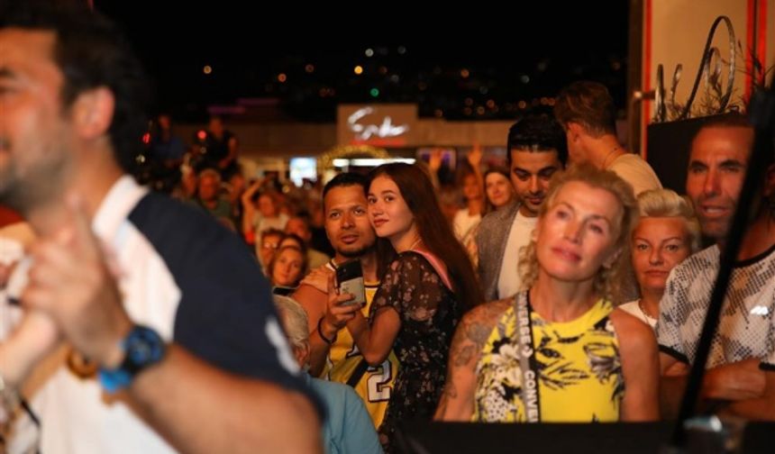 Caz Günleri’nin 3. gününde ilk olarak sahneye Cem Tuncer Quintet çıktı. Ülkemizin en önemli caz sanatçılarından olan ve çıkardığı albümlerle adından söz ettiren Cem Tuncer muhteşem bir konser ile dinleyicileri mest etti. Cazın tüm renklerini tarihi Kızılkule altında yaşayan vatandaşlar, bu güzel konseri ayakta alkışladılar.