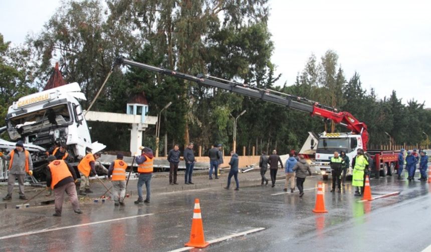 Sürücü ve yanındaki kişi kazadan yara almadan kurtulurken, yolda kaza nedeniyle bir süre trafik oluştu. Trafik polisleri kazayı merak edip trafiği yavaşlatan sürücülere uyarılarda bulundu.