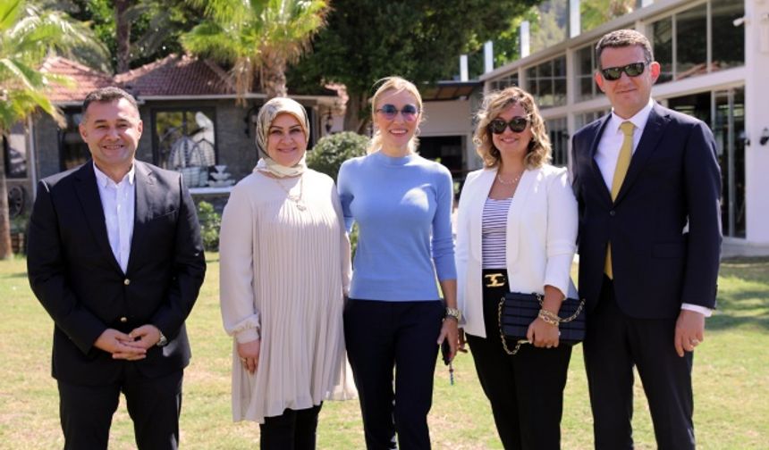 Alanya Belediye Başkanı Adem Murat Yücel, sosyal medya hesabından yaptığı paylaşımda, &quot; Kültür ve Turizm Bakanımız Sn. Mehmet Nuri Ersoy&#039;un kıymetli eşi Pervin Ersoy hanımefendi önderliğinde &quot;ROTAHANE&quot; ekibini Alanya&#039;mızda ağırlıyoruz. Pandemiden sonraki ilk gezi programını şehrimizde gerçekleştiren ROTAHANE ekibine şükranlarımı sunuyorum&quot; ifadelerini kullandı.
