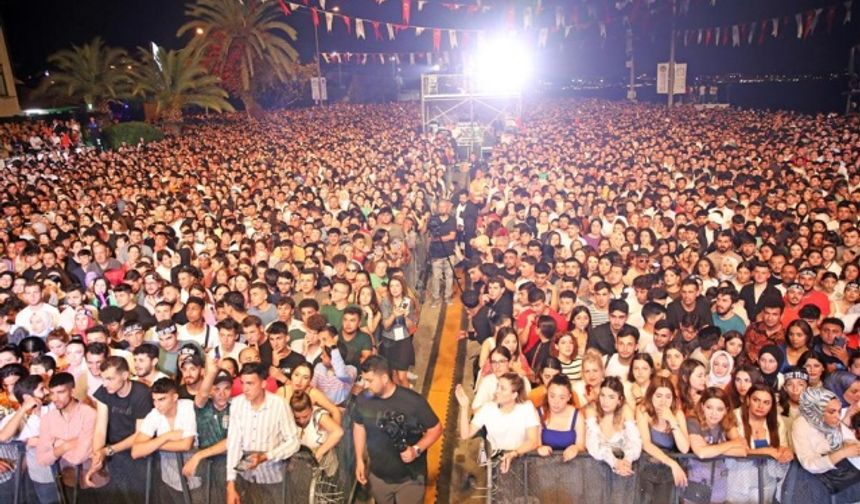 Cumhuriyetimizin 100. Yılında Türk Cumhuriyetleri teması ile düzenlenen 21. Alanya Uluslararası Turizm ve Sanat Festivali sona erdi. 3 gün süren festivalin son akşamında Azerin ve Yıldız Tilbe konseri ile muhteşem bir kapanışa imza atıldı.