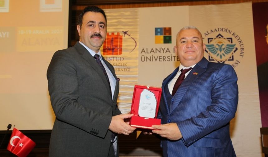 Açılış toplantısında ALKÜ Rektörü Prof Dr Ekrem Kalan ve TURSAF ve ALSTUD Başkanı Dr Tevfik Yazan, ALTSO Başkanı Mehmet Şahin’e bugüne kadar sağlık alanında yaptığı başarılı çalışmaların yanı sıra çalıştayın Alanya’da yapılmasındaki emekleri nedeniyle teşekkür plaketi takdim ettiler.