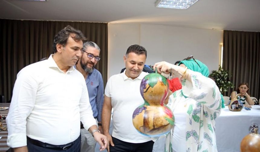 Alanya Belediye Başkanı Adem Murat Yücel, kültürel değerli korumak, geliştirmek ve gelecek nesillere aktarmak adına yaptığı çalışmalara bir yenisini daha ekledi. Alanya Belediyesi, ALKÜ ve Alanya İlçe Milli Eğitim Müdürlüğü koordinesinde başlatılan ‘Su Kabağı Teraryum Projesi” hayata geçirildi.