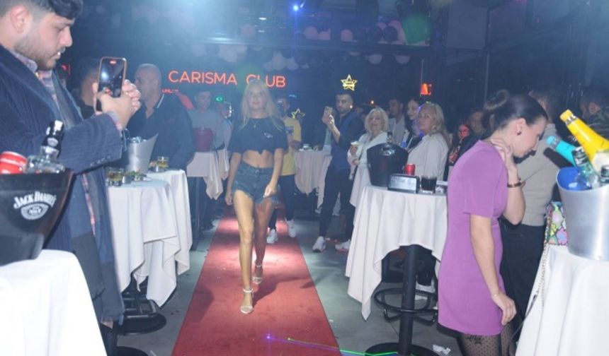 Cosmopolitan Bar’daki partide Zhukovsky katılımcıları coşturdu.
