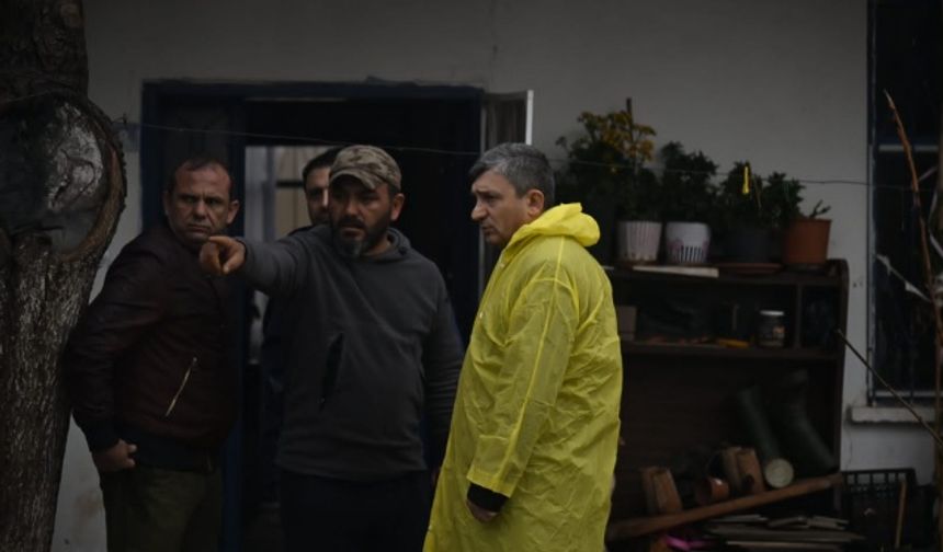 Meteoroloji 4. Bölge Müdürlüğü&#039;nün &#039;turuncu kod&#039; uyarısı verdiği Antalya&#039;nın merkez ilçelerinde, akşam saatlerinden itibaren şiddetli fırtına etkisini gösterdi.