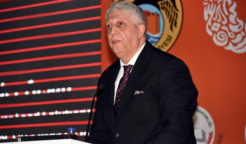 Unilever Food Solutions Türkiye, Orta Asya ve İran Genel Müdürü Önder Arsan, Alanya Belediyesi ile gıda güvenliği için yerel yönetimlere örnek olacak bir işbirliğine başladıklarını vurgulayarak şunları söyledi; “Gıda Güvenliği Derneği işbirliğiyle Türkiye’nin ilk ve tek online gıda güvenliği eğitim-sertifika programı olarak 2016 yılında başlattığımız ‘Güvenilir Eller’ projesinde, yaklaşık iki yıllık dönemde 25.000’i aşkın şef online ‘gıda güvenliği’ eğitimlerine başlarken, 16.000’den fazlası Gıda Güvenliği Derneği onaylı sertifikasını aldı. Sektörümüzün gelişimi ve mutfak ekiplerinin standartlarını yukarı taşımak için duyarlı atılan her adım ve desteği çok önemsiyoruz. Bugün Alanya Belediyesi için gıda güvenliği hedeflerinin turizmin kalbi olan Alanya’da yukarıya taşınması adına bir araya geldik. İnanıyorum ki ilk kez Alanya Belediyesi ile başlattığımız bu işbirliği diğer belediyelere de örnek olacak ve projenin Türkiye geneline taşınmasına katkı sağlayacak.”
