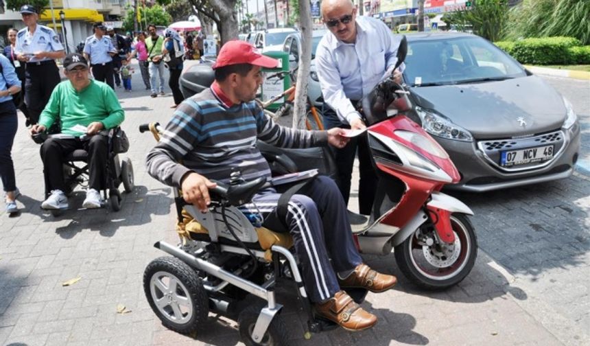 Yürüyüşe akülü sandalyeleri ile katılan engelli bireylerin yanısıra, Belediye Zabıta Müdürü Hasan Akın, Belediye Sosyal Yardım İşleri Müdürü Bilal Nurgül, Belediye Engelsiz Park ve Yaşam Merkezi Psikologu Esra Yemez, engelli yakınları ve vatandaşlar katıldı. Yürüyüşte, engelliler için düzenlenen kaldırımları işgal eden vatandaşlar, esnaflar, engellilere ayrılan park alanlarına park eden, motosiklet ve araç sahipleri uyarıldı.
