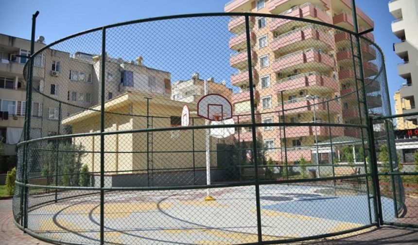Alanya Belediyesi, kent ve kırsalda yatırım çalışmalarına aralıksız devam ediyor. Son olarak Mahmutlar Mahallesi için projelendirilen 3 oyun alanı ve parktan oluşan Kırlangıç Parkları hizmete açıldı.
