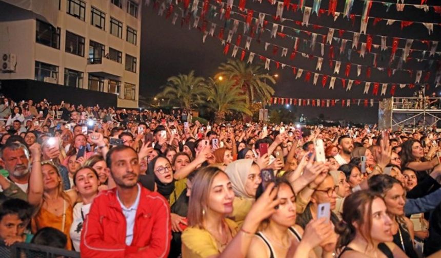 İlk akşam Arslanbek Sultanbekov ve Hadise konserleri ile buluşan vatandaşlar, festivalin ikinci akşamında ise sevilen sanatçı Tan Taşçı konserini izlediler.