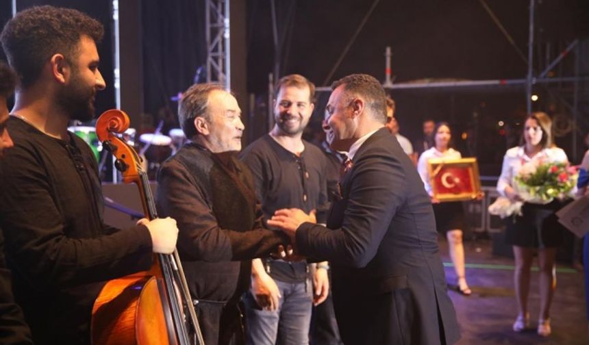 Konser alanını tamamen dolduran 50 binden fazla vatandaş Arslanbek ve ekibinin muhteşem performansını dinleme imkânı buldular.