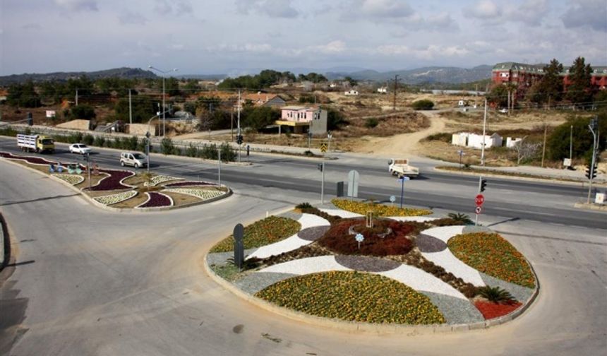 Alanya Belediyesi, D-400 Karayolu üzerinde şehrin giriş ve çıkışlarındaki kavşak ve orta refüjlere uyguladığı peyzaj çalışmaları ile kenti modern bir görünüme kavuşturdu.