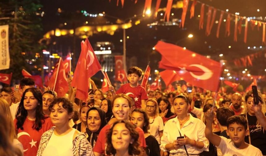 Alanya Belediyesi ve Alanya Kent Konseyi’nin düzenlediği Fener Alayına on binlerce vatandaş akın etti.