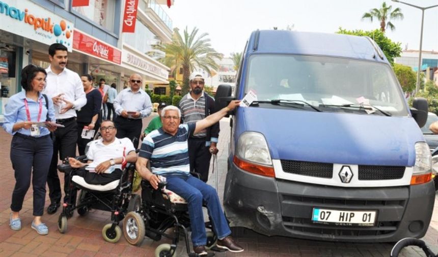 Alanya Belediyesi Engelsiz Park ve Yaşam Merkezi’nden hizmet alan ortopedik engelli bireyler ve yakınları, Trafik Güvenliği ve Eğitim Haftası nedeniyle farkındalık yürüyüşü düzenledi. Atatürk Caddesi PTT önünden Atatürk Anıtı’na yürüyen engelli bireyler bir polis gibi davranarak, yanlış park eden araç sahiplerini uyardı, kaldırımlara ve engellilere ayrılan alanlara park eden motosiklet ve araçların üzerine broşür bıraktı.