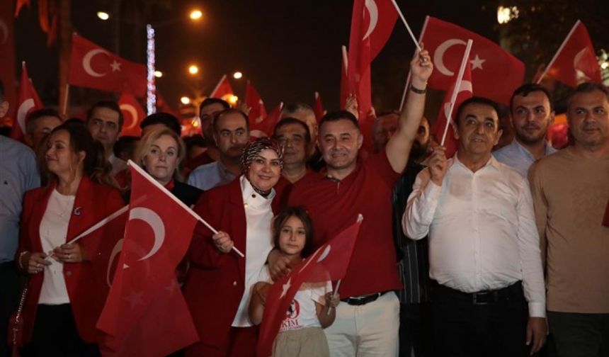 Cumhuriyet coşkusunu kalbinde hisseden binlerce Alanyalı, Cumhuriyetin 100. yıl dönümünde sokaklara akın etti. Alanya Belediyesi ve Alanya Kent Konseyi’nin işbirliğinde düzenlenen Fener Alayı, Alanya’ya tarihin en kalabalık günlerinden birisini yaşattı.