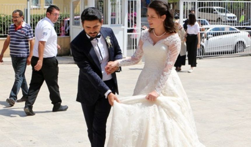 Masatlı, &quot;Seçimlerimiz tüm Türkiye&#039;ye hayırlı olsun. Düğün günümüze denk gelmesi bizim için hoş bir anı oldu. Umuyoruz ki bu günümüz gibi her günümüz düğün havasında geçer&quot; diyerek, zarfı sandığa bıraktı.