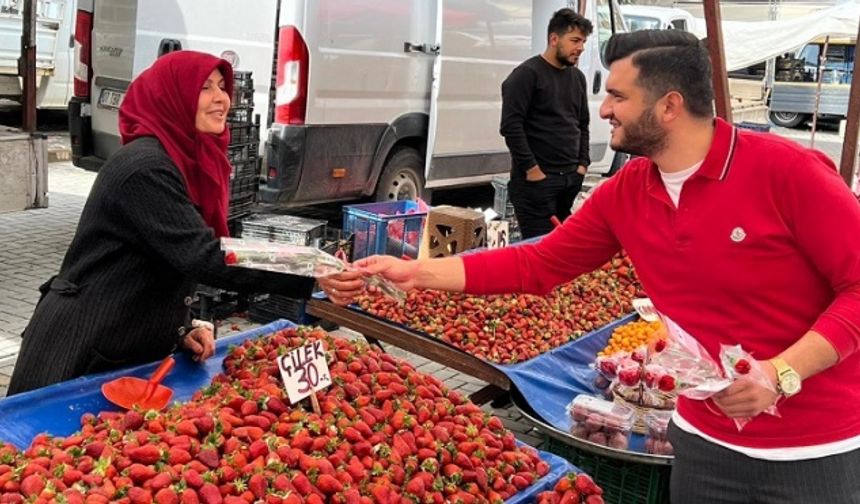 Ak Gençlik pazarcı kadınları unutmadı