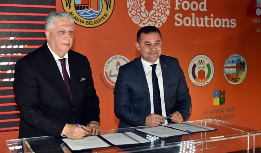 Güvenilir Eller gıda güvenliği online eğitim programı kapsamında, Alanya Belediyesi ve Unilever Food Solutions arasında örnek bir işbirliği başladı. 
İlk kez bir yerel yönetimle işbirliği yapılan projede, Alanya bölgesinde turizm ve yeme-içme sektöründen meslek birliklerine online gıda güvenliği eğitimi verilecek.
Alanya Belediyesi ve Unılever Food Solutıons’un gerçekleştirdiği Gıda Güvenliği iş birliğinde, Alanya Belediye Başkanı Adem Murat Yücel, Unilever Food Solutions Türkiye, Orta Asya ve İran Genel Müdürü Önder Arsan’ın katılımıyla gerçekleşen toplantıda, konuşmaların ardından imza töreni düzenlendi.