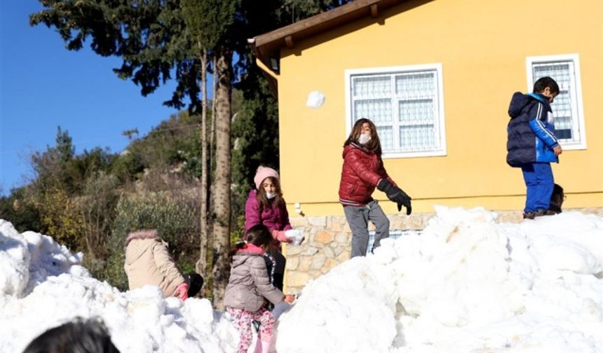 Alanya'da çocuklara kar sürprizi