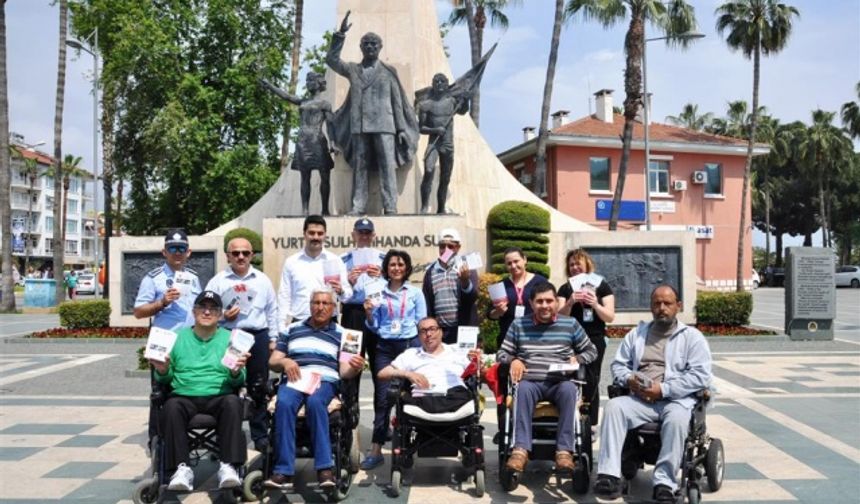 BROŞÜRLERLE UYARDILAR 
Alanya Belediyesi’nin koordinatörlüğünde Engelsiz Park ve Yaşam Merkezi’ne devam eden ortopedik engelliler, her yıl Mayıs ayının ilk haftası kutlanan Trafik Güvenliği ve Eğitim Haftası nedeniyle bir yürüyüş düzenledi.