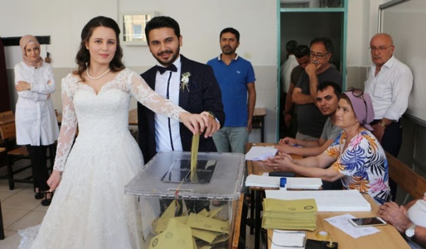 Alanya Belediyesi&#039;nde memur olarak çalışan Büşra Masatlı (26) ile Ali Gök (27), gelinlik ve damatlıkla Alanya Fevzi Alaettinoğlu Lisesi&#039;ne oy kullanmak için geldi.