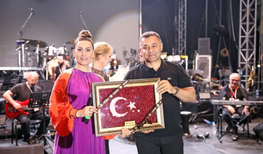 Söylediği şarkılar ve muhteşem sesi ile Türkiye ve Azerbaycan’ın sevilen sanatçısı Azerin ile konser programı açıldı. Azerbaycan’dan Alanya’ya selam getiren Azerin performansı ile vatandaşlardan tam not aldı.