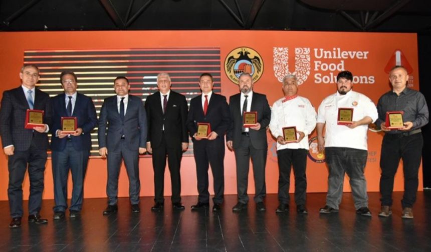 Unilever Food Solutions, 2016 yılında TNS araştırma şirketiyle gerçekleştirdiği ‘Türkiye Şef Araştırması’na katılan şeflerin %80’inin ‘Gıda Güvenliği’ alanında eğitim almayı en öncelikli ihtiyacı olarak tanımladı. Gıda Güvenliği Derneği iş birliğiyle Türkiye’nin ilk ve tek online gıda güvenliği eğitim-sertifika programı ‘Güvenilir Eller’ projesi bu ihtiyacın ardından 2016 yılında başlatıldı. Amaç, online platform üzerinden Türkiye genelindeki tüm şeflerin bu eğitim içeriğine kolayca ulaşmasını sağlamak.