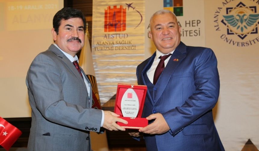 Çalıştayın açılış toplantısına Alanya’dan da yoğun katılım oldu. Üniversitelerin akademik kadroları, kurum müdürleri, başta turizm dernekleri olmak üzere sivil toplum kuruluşlarının başkan ve temsilciler de programın açılışında yerini aldı.