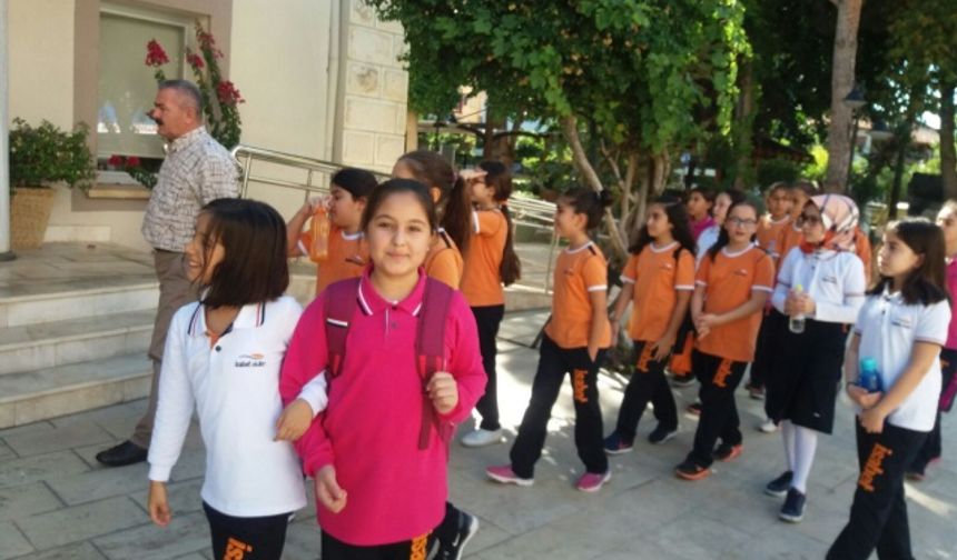 Sosyal bilgiler dersinde gördükleri, okudukları tarihi mekanları gezme imkanı bulan öğrenciler Alanya Müzesi, Alanya Kalesi, Kızılkule, Tersane ve Damlataş Mağarasını gezerek tarihi yerinde incelediler.