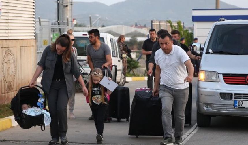 Trafik kazasında yaşamını yitiren Aytemiz Alanyasporlu Josef Sural&#039;ın eşi ve kızları Alanya&#039;dan ayrıldı.