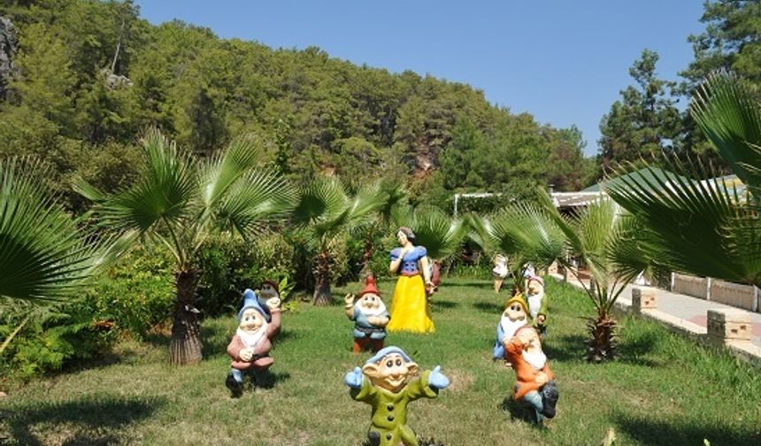 NASIL GİDİLİR

Antalya&#039;nın Alanya ilçesine bağlı, Türkler Bölgesi&#039;nde bulunan Aromatik Cennet Vadisi&#039;nde 12 ay boyunca hizmet vermektedir. Alanya istikametinden karayoluyla Türkler Bölgesine geldiğinizde sağ kolda büyük Aromatik Cennet Vadisi yoluna sapın. Tabeları izleyerek karşınıza çıkacaktır. 


Ücretsiz Servisimiz için ; 0561 610 07 10