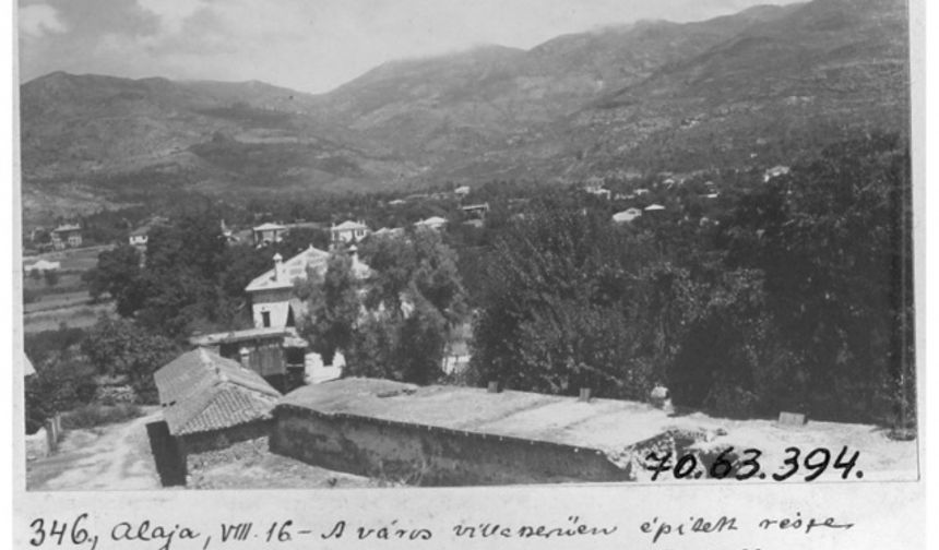 Osmanlı döneminde Macar bir papazın izci çocukları gezdirirken Alanya'da çektiği fotoğraflar.
1914 yılında çekilen fotoğraflar Alanya'nın daha önce görülmemiş yüzüne ışık tuttu. Doğal çevresiyle ve el değmemiş yapısıyla dikkat çeken 1914 Alanyası'nın bilinmeyen fotoğrafları.