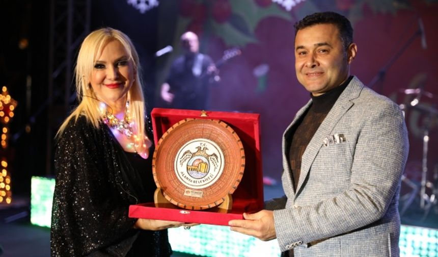 Başkan Yücel &quot;Noel Pazarı’nda açılan ve tüm geliri engellilerin yararına kullanılacak olan birbirinden renkli stantları ziyaret ettik. Dostluğun ve kardeşliğin en güzel örneğinin sergilendiği bu alanda emeği geçen herkese teşekkürler. Yeni Alanyalı dostlarımızın Noel Bayramı’nı kutluyorum!