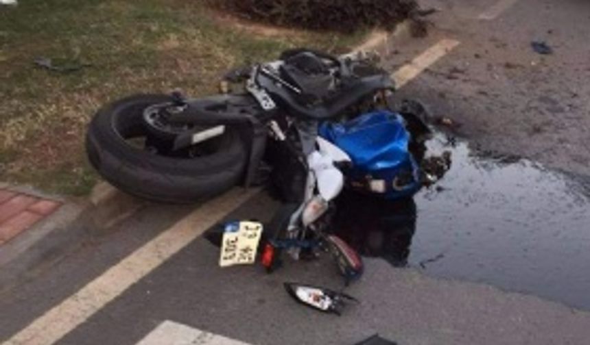 KAMYONETİN KASASINA ÇARPTI

Kaza, saat 17.00 sıralarında Pazarcı Mahallesi Uğur Mumcu Caddesi&#039;nde meydana geldi. Kent merkezinden sahil yönünü seyreden milli motosiklet sporcusu Toprak Razgartlıoğlu&#039;nun babası Arif Razgatlıoğlu&#039;nun kullandığı 33 HE 303 motosiklet, kontrolsüz kavşakta tali yoldan çıkan İsmet Oğuz yönetimindeki 07 UJ 797 plakalı kamyonetin kasasına çarptı.