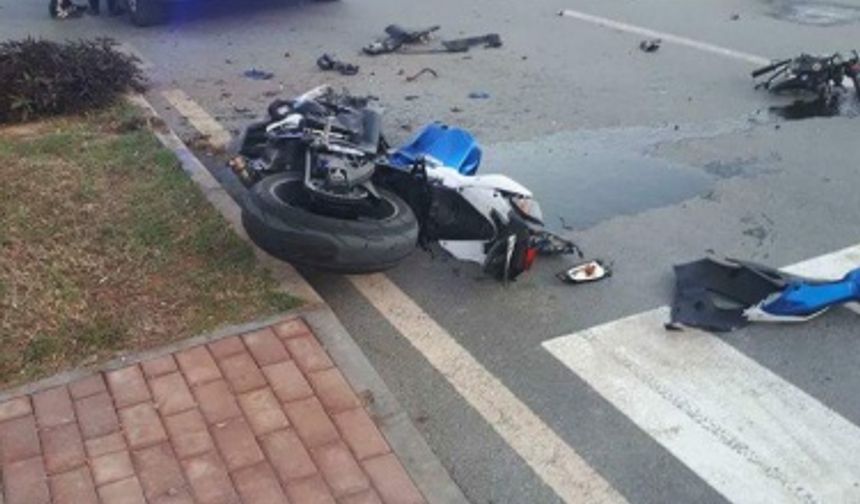 SAVRULAN MOTOSİKLET METRELERCE SÜRÜKLENDİ

Çarpmanın şiddetiyle ön tekeri parçalanarak yerinden fırlayan motosiklet, yola savrularak metrelerce sürüklendi. Refüje çarparak duran motosikletten savrulan Razgatlıoğlu ile yolcu koltuğunda oturan kız arkadaşı Ülkü Özcan&#039;ın kasklarının kollarında takılı olduğu anlaşıldı. Kaza yerine polis ve sağlık ekibi sevk edildi.