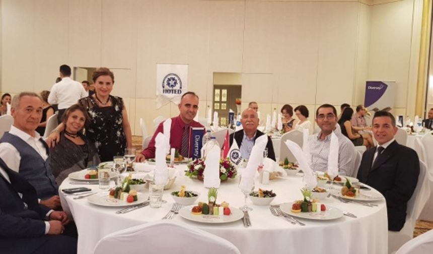 Geceye, Alanya Turistik İşletmeciler Derneği ( ALTİD ) İkinci Başkanı Hızır Bozdoğan, Alanya Kent Konseyi Başkanı Nurhan Özcan, Alaiye Hotels  genel müdürü Selim Soylu, Alanya ticaret ve sanayi odası basın, halkla ilişkiler şube müdürü ve Alanya gazeteciler cemiyeti genel sekreteri Necati Şatana, Alanya Yiyecek İçecek Derneği (AYİYDER) başkanı Mehmet Erat, Akdeniz Profesyonel Aşçılar Birliği başkanı Şinasi Karanlıkoğlu, Anadolu Teknik Yöneticiler ve Çalışanlar Derneği ( ATYD) başkanı Eren Kötenci, Ayfon Özgül termal otel işletme müdürü Neriman Sarı, sektörde faaliyet gösteren firmaların temsilcileri, Hoted’in en büyük destekçilerinden gecenin ana sponsoru DİVERSEY Kimya’nın bölge yöneticileri, Yiğithan Erkut, Yasin Karsan, Alper Demirörs, Evren Selvi  ve Hoted üyelerinin yanısıra birçok seçkin davetli katıldı.