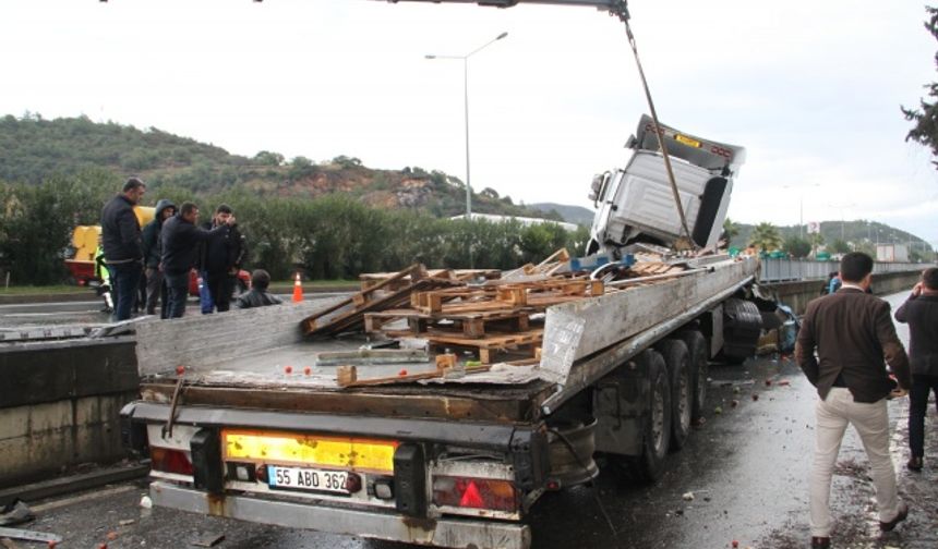 Kaza sabah saatlerinde ilçe girişindeki D-400 karayolu üzerinde meydana geldi. Edinilen bilgiye göre, Antalya istikametinden Alanya&#039;ya seyir halinde olan Ahmet Çakır idaresindeki 55 ABD 362 plakalı meyve-sebze yüklü tır, yağış nedeniyle kayganlaşan yolda kontrolden çıktı. Bariyerlere çarparak durabilen tırın çekici kısmı paramparça olurken, dorsedeki domates, kabak, biber, patlıcan, salatalık ve elma gibi meyve-sebzeler yola savruldu.
