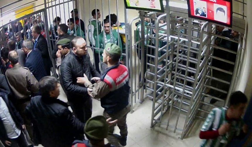 SPOR Toto Süper Lig’in 13’üncü haftasında Oba Stadı’nda oynanan Atiker Konyaspor maçı sonrası yaşanan olayları değerlendiren Aytemiz Alanyaspor Başkanı Hasan Çavuşoğlu, “Konyaspor başkanı ve beraberindekiler kendi taraftarlarının yanına gittiler ve kapıları zorla açtırıp, güvenlik kontrolü yaptırmadan taraftarını içeriye aldırdı. Bir yöneticinin de bir uzman çavuşu tartakladığını gördük&quot; dedi.