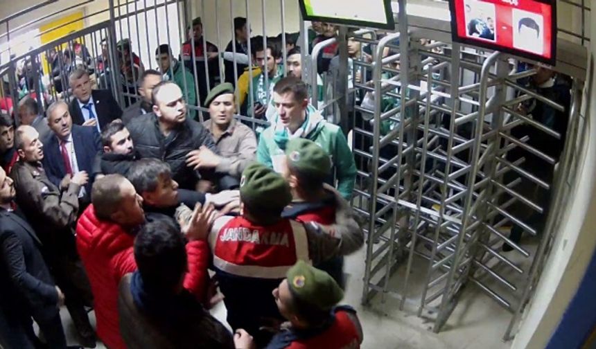 BEN OLSAM KÜFRETTİRMEZDİM
Olayların farklı bir boyutunun olduğunu kaydeden Çavuşoğlu, “Her ne hikmetse Konyaspor taraftarı stada girerken küfretmeye başladı. Burada Konyaspor Kulüp Başkanı ve beraberindekiler İstiklal Marşı okunduktan sonra kendi taraftarlarının yanına gittiler ve gördüm ki kapıları zorla açtırıp, güvenlik kontrolü yaptırmadan taraftarını içeriye aldırdıklarını ve bir yöneticisinin de bir uzman çavuşu tartakladığını gördük. Bunlar görüntüde var. Bazı yorumcular oturdukları yerden bakmadan görmeden yorum yapabiliyor. Konyaspor başkanı maçı taraftarının içinde izledi ve o taraftarlar maç boyunca sürekli küfretti.