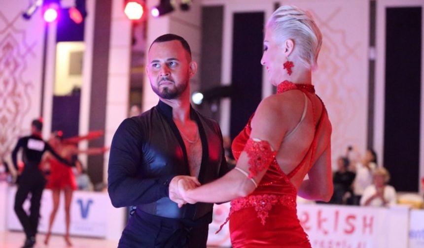 Organizasyona 10 ülkeden yaklaşık 500 dansçı, farklı kategori ve yaş gruplarında katıldı.