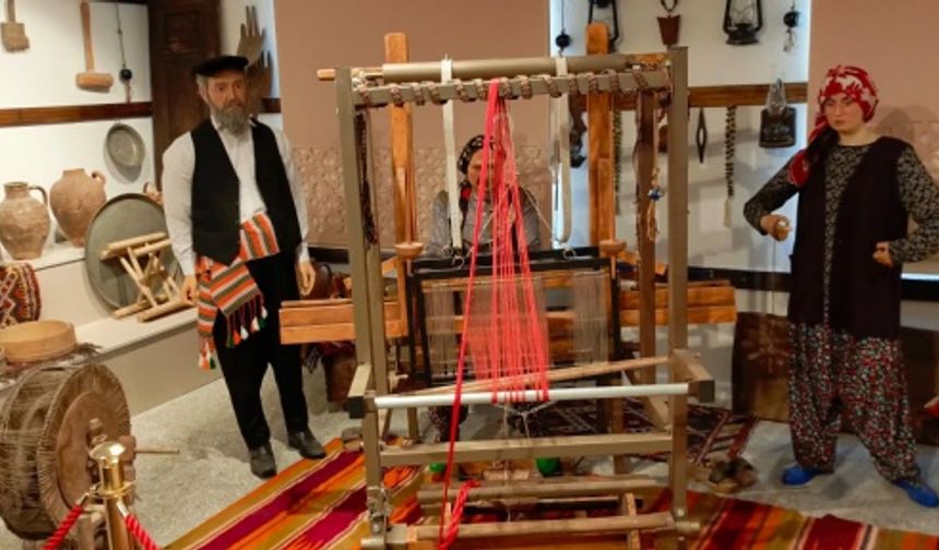 Sapadere İpek Evi’nde bölge halkına seminerler ve düzenli eğitimler verilecek, ipek böceği besleme odasında dönemi geldiği zaman Kozabirlik ile ortaklaşa besleme ve koza üretimi yapılacak, dokuma ve el sanatları atölyesinde ipek dokuma, koza çiçeği ve el işi yapılacak