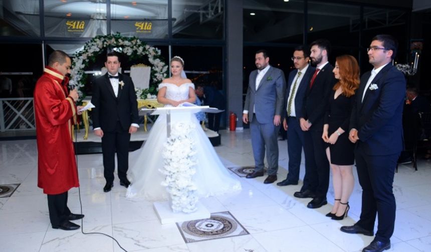 Ak ailesinin Avukat kızları Büşra ile Kurtçepe ailesinin Avukat oğulları Burak, düğün töreninde yapılan nikah merasiminde bir ömür boyu birlikteliğe “Evet” dediler.