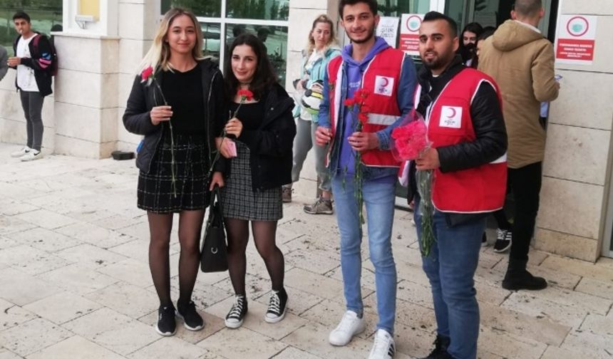 ALKÜ Rektörü Prof. Dr. Ekrem Kalan, 8 Mart Dünya Kadınlar Günü’nde kadın personele karanfil dağıttı.