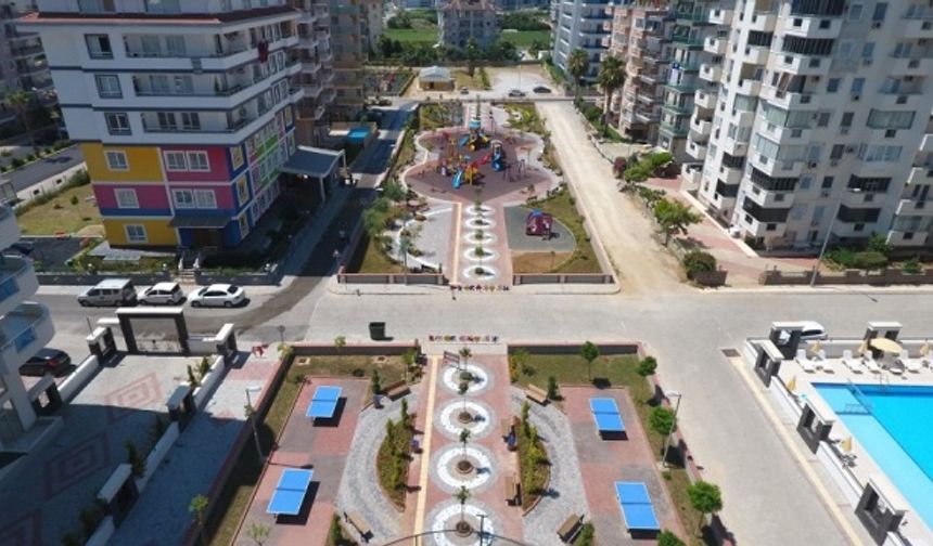 Alanya Belediye Başkanı Adem Murat Yücel, Mahmutlar Mahallesi’ne 3 farklı konsepte projelendirilen oyun alanları ve parklardan oluşan Kırlangıç Parkları’nı kazandırdı. 4849 m2’lik alana yapılan Kırlangıç Parkları, engelsiz oyun grupları, masa tenisi ve basketbol sahaları ile Mahmutlar halkının beğenisini kazandı.